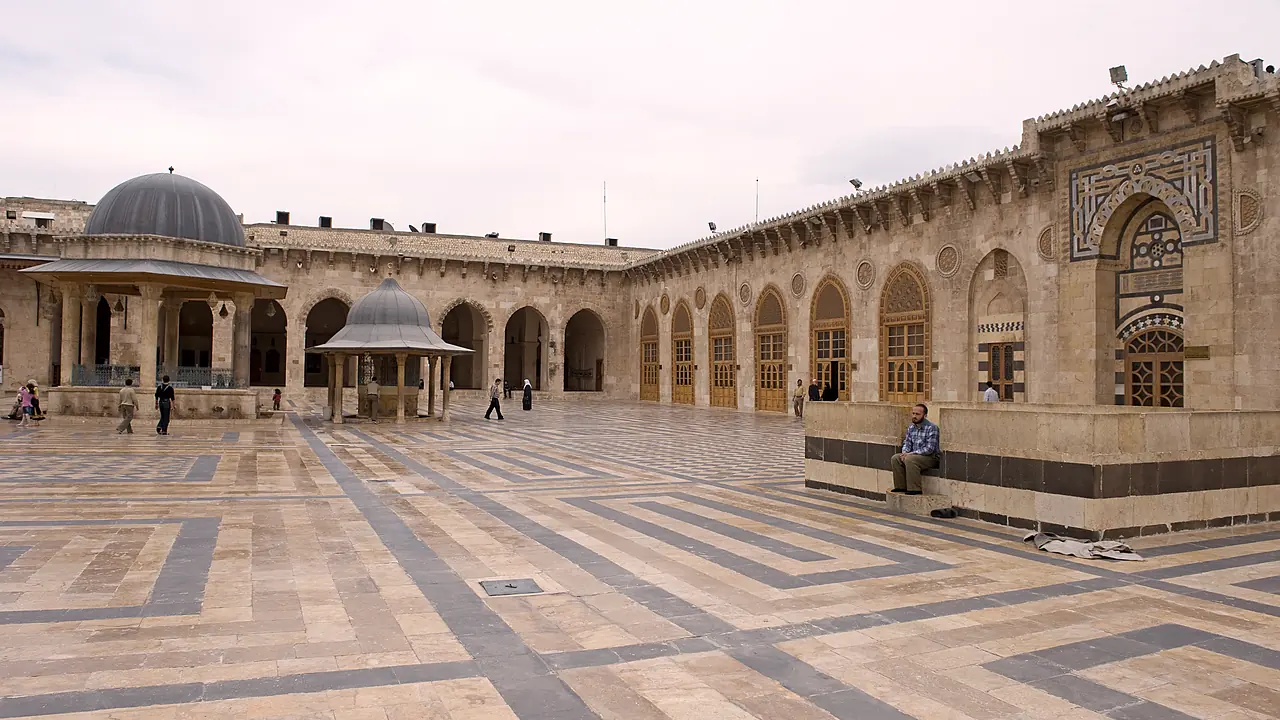الصحن، مبلَّطاً بالحجر الأبيض والأسود، ٢٠٠٩